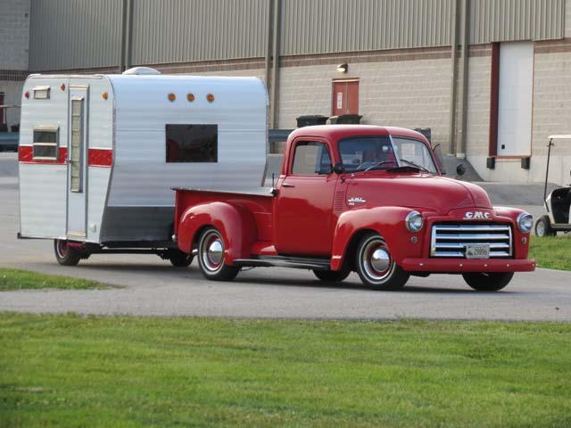 Todo un clásico de las pick up norteamericanas con caravana a juego.